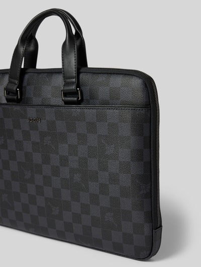 Produktfoto, torba na laptop z nadrukiem z logo model 'Cort. Piazza Janus' od JOOP! kolekcja, czarne i szare kwadraty, skórzana faktura, kontekst: torba na laptop dla mężczyzn od JOOP! COLLECTION