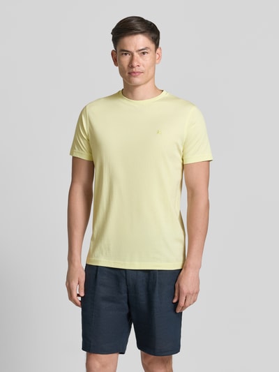 Männermodel trägt T-Shirt mit Rundhalsausschnitt und Logo-Stitching von Lerros in Gelb, Regular-Fit, Reine Baumwolle, Ganzkörperansicht von vorne, Rückenlänge bei Größe M 77 cm.
