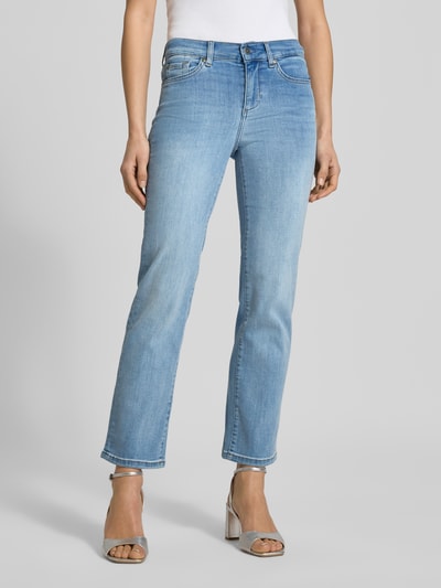 Frauenmodel trägt Jeans mit 5-Pocket-Design von Liu Jo White, hellblauer Baumwoll-Mix mit Stretch, Slim Fit, Nahaufnahme Oberkörper.