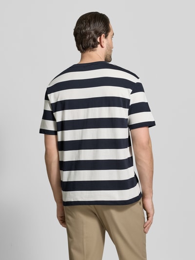 Männermodel trägt Oversized T-Shirt mit Rundhalsausschnitt von Lindbergh, reine Baumwolle, Streifenmuster, Rückansicht, Ganzkörperansicht.