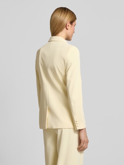 Frauenmodel trägt Regular Fit Blazer mit Pattentaschen von Christian Berg Cocktail in Creme, Material-Mix mit Stretch-Anteil, Ganzkörperansicht Rückansicht.