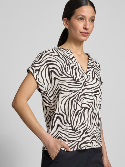 Frauenmodel trägt Blusenshirt aus Leinen-Viskose-Mix Modell 'FALAKKA' von B.Young, Relaxed-Fit, Zebramuster, V-Ausschnitt, Nahaufnahme Oberkörper. Rückenlänge bei Größe 36: 63 cm.