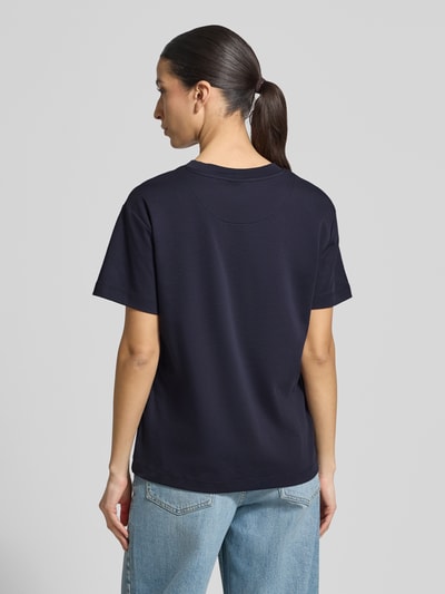 Frauenmodel trägt T-Shirt mit Rundhalsausschnitt von Stefanel in Dunkelblau, gerade Passform, reine Baumwolle, Rückansicht, Ganzkörperansicht.