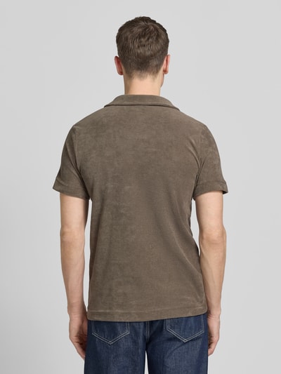 Männermodel trägt Relaxed Fit Poloshirt mit V-hals van Lindbergh in bruin katoenmix badstof met borstzak, ruglengte maat M 76 cm, ganzkörperansicht rückansicht.