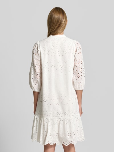 Frauenmodel trägt Knielanges Kleid mit Lochstickerei von More & More in Weiß, A-Linie, Baumwoll-Mix, Rückenansicht, Ganzkörperansicht Rückansicht.