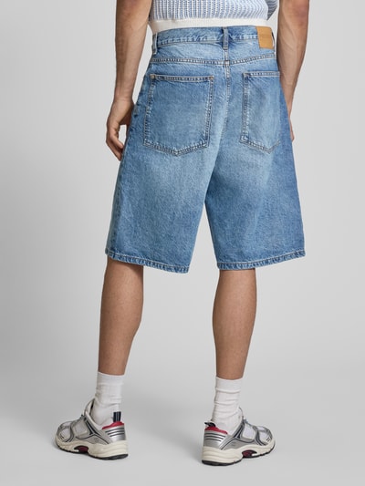 Männermodel trägt Straight Fit Shorts in Denim-Optik von REVIEW, Reine Baumwolle, 5-Pocket-Design, Ganzkörperansicht Rückansicht.