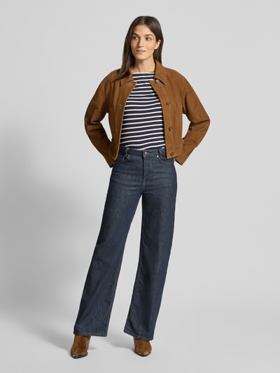 Frauenmodel trägt T-Shirt mit U-Boot-Ausschnitt von comma im Streifenmuster, Viskose-Mix mit Elasthan-Anteil, Körpernaher Schnitt, 1/2-Arm, Ganzkörperansicht von vorne.