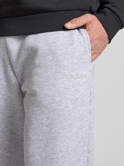 REVIEW Straight Leg Sweatpants mit Label-Print Hellgrau Melange 3