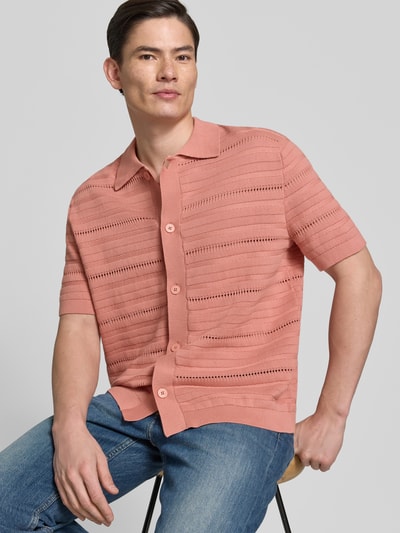 Männermodel trägt Regular Fit Strickjacke aus reiner Baumwolle Modell 'PALLE' von SELECTED HOMME, altrosa, kurzarm, Strickstruktur, Nahaufnahme Oberkörper.