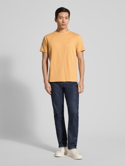 Männermodel trägt T-Shirt mit Rundhalsausschnitt und Logo-Stitching von Lerros aus Reine Baumwolle, Gerader-Schnitt, Ganzkörperansicht von vorne. Rückenlänge bei Größe M: 70 cm.
