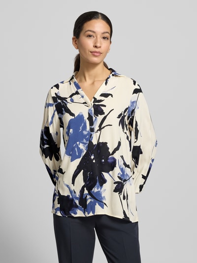 Vrouwenmodel draagt Blusenshirt met V-hals Model 'BENE' van Soyaconcept, losjes gesneden, van pure viscose, bloemenprint in blauwtinten, ruglengte 66 cm, mouwlengte 63 cm, detailopname bovenlichaam, vooraanzicht.