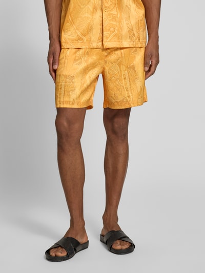 Męski model nosi Straight Fit Shorts mit elastischem Bund Modell 'Resort' von COLUCCI, elastyczna mieszanka materiałów, szorty, kolor żółty, szerokość w rozmiarze M: 39 cm, długość wewnętrzna nogawki: 16 cm, całkowity widok od przodu.