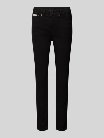 Produktfoto, czarne Slim Fit Jeans mit Logo-Patch von Calvin Klein Jeans, pięciokieszeniowy fason, elastyczna bawełna, tło szare.