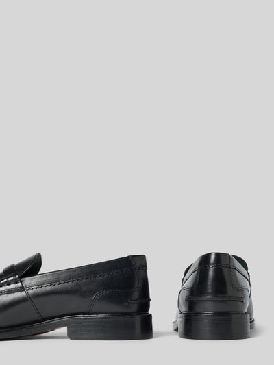 Produktfoto, Slipper aus beschichtetem Leder Modell 'CraftJames' von Clarks in Schwarz mit glatter Sohle und Zierriemen, abgerundete Form, Absatzhöhe 3 cm, Schafthöhe 7 cm, Schaftweite 12 cm, neutrale Hintergrundfarbe