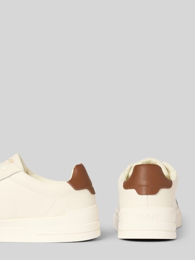 Produktfoto, Sneaker aus beschichtetem Leder mit Label-Details von Replay, cremefarben mit braunen Akzenten, strukturierte Sohle, Rückansicht