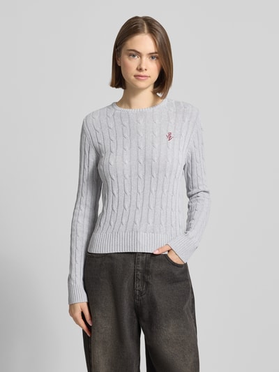 Frauenmodel trägt Strickpullover mit Zopfmuster und Label-Stitching von REVIEW, hellgrau, Baumwoll-Mix, Regular-Fit, Rundhalsausschnitt, Ganzkörperansicht von vorne. Rückenlänge bei Größe S: 52 cm, Ärmellänge bei Größe S: 69 cm.
