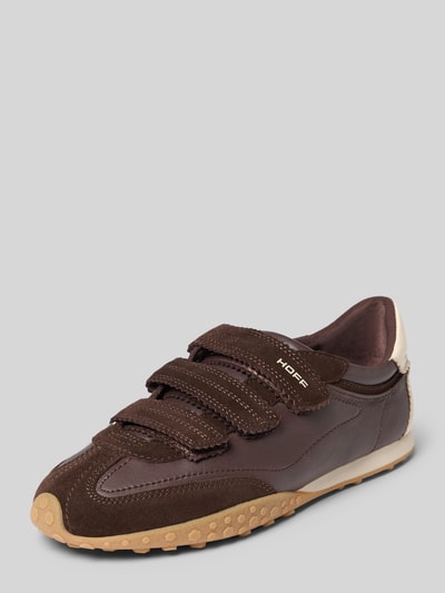 Produktfoto, Sneaker aus echtem Leder mit Logo-Detail Modell 'Bridge' von HOFF, braune und beige Farbtöne, abgerundete Form, Klettverschluss, leicht profilierte Sohle, Damen Sneaker, strukturierte Oberfläche, 1 cm Absatzhöhe, 8 cm Schafthöhe, 10 cm Schaftweite