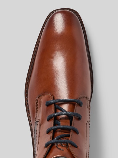 Produktfoto, braune Schnürschuhe aus echtem Leder Modell 'Mero' von bugatti, schmale Passform, leicht profilierte Sohle, Glattleder-Textur