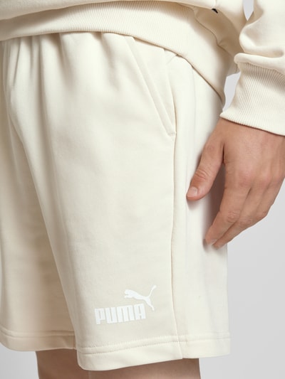 PUMA PERFORMANCE Szorty z dzianiny dresowej o kroju regular fit z nadrukiem z logo Złamany biały 3