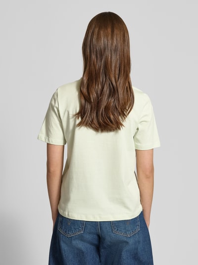 Frauenmodel trägt Regular Fit T-Shirt aus reiner Baumwolle Modell 'ONLY' von ONLY, Optik: Unifarben, Ganzkörperansicht Rückansicht.