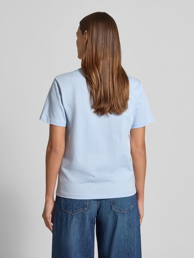 Vrouwenmodel draagt T-shirt met ronde hals van Jake*s Casual in lichtblauw, puur katoen, regular fit, ruglengte maat S 56 cm. Ganzebody achteraanzicht.