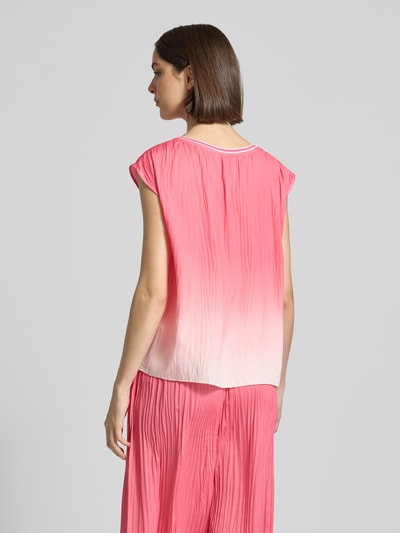 Frauenmodel trägt Bluse mit Strukturmuster und Rundhalsausschnitt von Marc Cain, Gerader-Schnitt, Label-Detail, Rückenlänge 56 cm, Größe 36, Ganzkörperansicht Rückansicht.