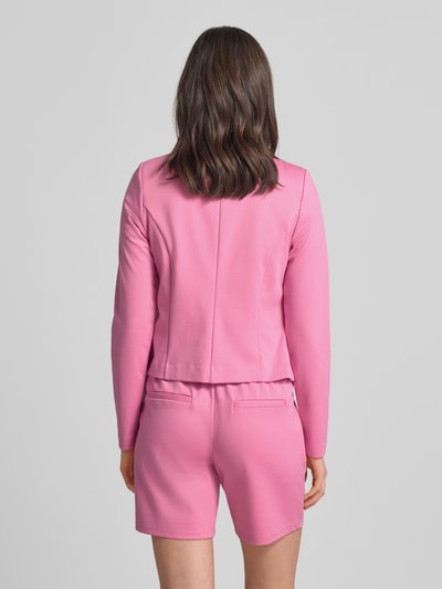 Frauenmodel trägt Slim Fit Blazer in offener Passform Modell 'KATE' von ICHI in Rosa, Material-Mix mit Viskose-Anteil, Ganzkörperansicht Rückansicht, Rückenlänge 54 cm, Brustweite 46 cm, Ärmellänge 64 cm, Größe S.