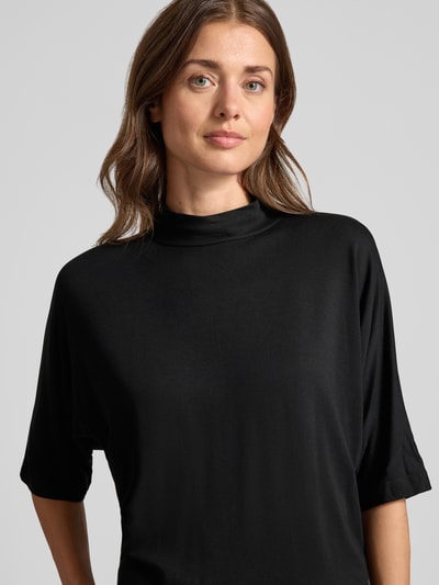 Vrouwenmodel draagt Relaxed Fit 3/4-shirt uit mix van viscose van OPUS, model 'Sinse', zwart, gladde textuur, Nahaufnahme bovenlichaam