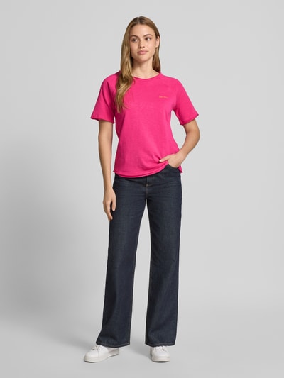 Frauenmodel trägt T-Shirt mit Statement-Stitching und Rollsaum von Smith and Soul in Pink, Reine Baumwolle, Gerader-Schnitt, Rundhalsausschnitt, Raglanärmel, Ganzkörperansicht von vorne.