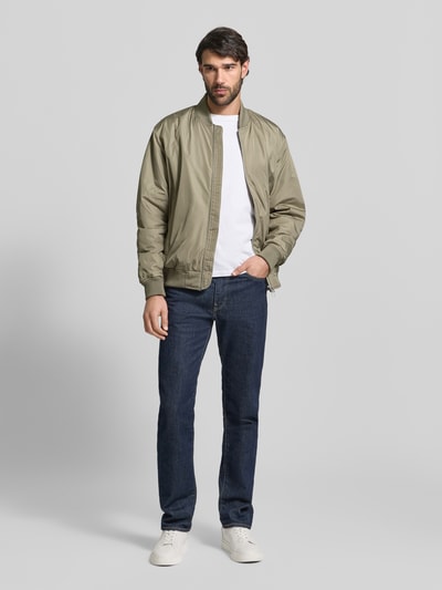 Männermodel trägt Regular Fit Bomberjacke mit Zweiwege-Reißverschluss Modell 'CHRIS' von SELECTED HOMME, unifarben, wasserabweisend, Ganzkörperansicht von vorne