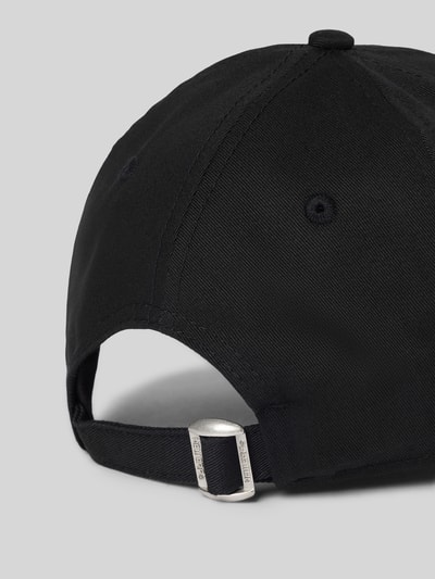 Produktfoto, Base Cap mit Logo-Stitching von New Era aus Reine Baumwolle in Schwarz, gebogener Schirm, Motiv-Stitching, feine Struktur
