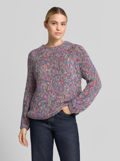 Modelka nosi Regular Fit Pullover mit Schurwoll-Anteil in Strick-Optik od Rich & Royal, elastyczna mieszanka materiałów z dodatkiem żywej wełny, krój regular fit, imitacja dzianiny, okrągły dekolt, z długim rękawem, długość tyłu w rozmiarze S: 54 cm, długość rękawów w rozmiarze S: 66 cm, wielokolorowe tonacje, widoczna faktura dzianiny, widoczne włókna, widoczne łączenia splotów, widoczne melanżowe przejścia barw, widoczne strukturalne pasma, Ganzkörperansicht von vorne