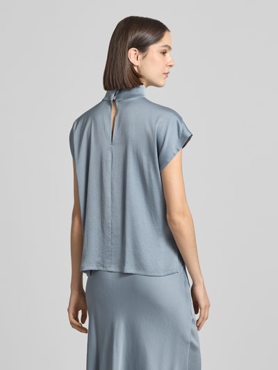 Kobiece modelka nosi Blusenshirt mit Stehkragen Modell 'ALARIA' von Drykorn, mieszanka materiałów z dodatkiem streczu, krój regular fit, długość tyłu w rozmiarze 36: 59 cm, jasnoniebieski, gładka tekstura, widok całej sylwetki z tyłu.