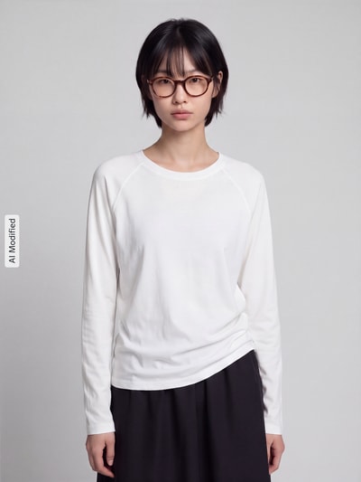 Frauenmodel trägt Relaxed Fit Langarmshirt aus reiner Baumwolle von Marc O'Polo im Farbton Weiß, glatte Textur, Ganzkörperansicht von vorne, Damen Langarmshirt von Marc O'Polo DENIM, KI-modifiziertes Bild.