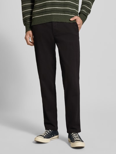 Männermodel trägt Straight Fit Chino mit Gesäßtaschen Modell 'Stollie' von JACK & JONES aus elastischem Baumwoll-Mix, Nahaufnahme Oberkörper.