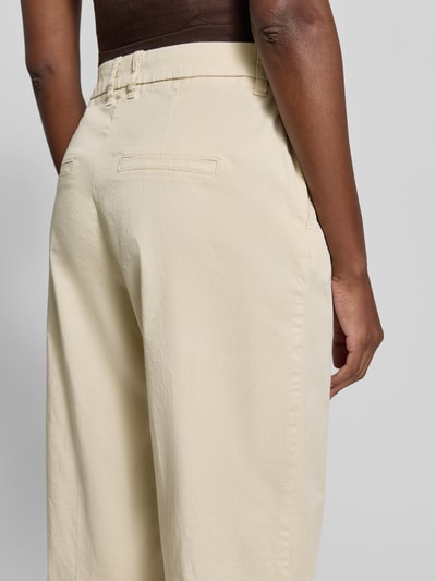 Frauenmodel trägt Wide Leg Culotte aus Baumwoll-Mix von s.Oliver RED LABEL in Optik: Unifarben, Detailaufnahme Rückansicht.