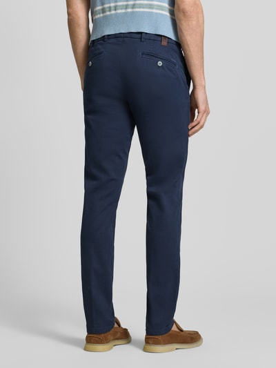 Męski model nosi Spodnie z kieszenią z tyłu Model 'Lupus' od Mmx, mieszanka bawełny i elastanu, krój slim fit, wpuszczane kieszenie, szerokość w rozmiarze 32/32: 42 cm, długość wewnętrzna nogawki w rozmiarze 32/32: 83 cm, widok całej sylwetki z tyłu.