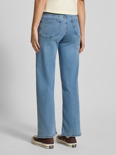 Kobiece modelka nosi Wide Fit Jeansy z mieszanki bawełny Model 'MADISON' od ONLY, jasnoniebieskie, 5 kieszeni, wysoki stan, zapięcie na guzik i zamek, denimowa faktura, widok całej sylwetki z tyłu. Bundweite 38 cm, długość wewnętrzna nogawki 78 cm, rozmiar 27/32.