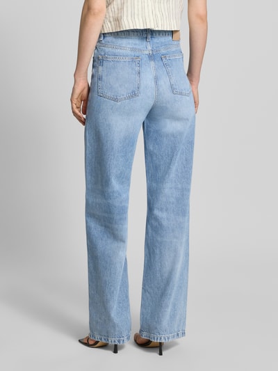 Vrouwenmodel draagt Wide Leg Jeans uit puur katoen model 'C_MARLENE' van BOSS Orange in denimlook, 5-pocketmodel, labelpatch, high waist fit, lichtblauwe kleur, ganzensilhouet rugaanzicht.