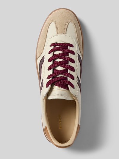 Produktfoto, Sneaker aus echtem Leder Modell 'Cuzima' von Gant in Creme und Braun mit Logo-Detail, Schnürverschluss, glatte Sohle, abgerundete Passform, Absatzhöhe 3 cm, Schafthöhe 7 cm, Schaftweite 9 cm