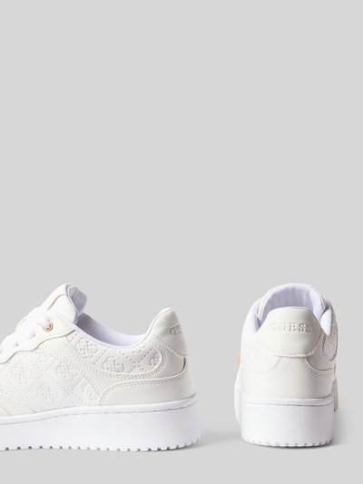 Produktfoto, Sneaker mit Label-Patch und -Prägung Modell 'MIRAM6' von Guess in Weiß mit Strukturmuster, Plateausohle, Größe 40, Damen.
