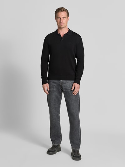 Männermodel trägt zwart slim fit poloshirt van katoen van ARMEDANGELS, Slim Fit Poloshirt aus reiner Baumwolle, Ganzkörperansicht von vorne