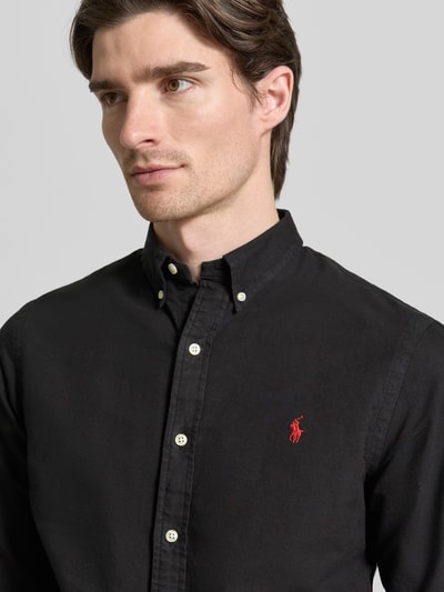 Męski model nosi Slim Fit Freizeithemd aus reiner Baumwolle od Polo Ralph Lauren, czarny, logo, bawełna, krój slim fit, zbliżenie na górną część ciała.