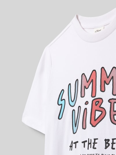 Mädchen trägt Regular Fit T-Shirt aus reine Baumwolle von s.Oliver RED LABEL, Optik: Unifarben, Motiv-Print, Rundhals, Kurzarm, Nahaufnahme Oberkörper.