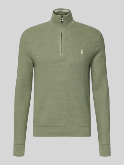 Produktfoto, Strickpullover mit Label-Stitching von Polo Ralph Lauren aus reiner Baumwolle, Regular-Fit, gerippte Abschlüsse, Stehkragen, kurzer Reißverschluss, grüne Farbe, strukturierte Oberfläche.