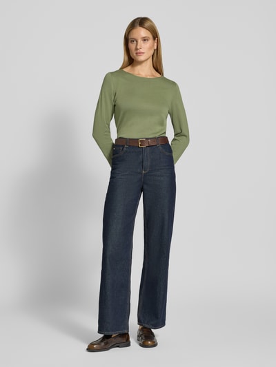 Modelka nosi Regular Fit Strickpullover aus Baumwoll-Viskose-Mix von s.Oliver RED LABEL, efekt: jednolity kolor, krój regular fit, okrągły dekolt, długi rękaw, zrolowane brzegi, dzianina, mieszanka bawełny i wiskozy. Ganzkörperansicht von vorne.