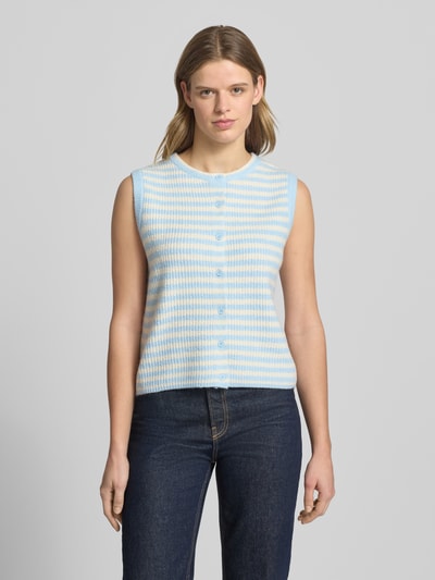 Frauenmodel trägt Regular Fit Strickweste mit Woll-Anteil Modell 'MALOU' von Pieces in Optik:Allover-Muster, gestreift, Rippstrick, Ganzkörperansicht von vorne.
