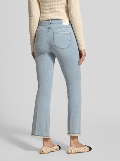 Frauenmodel trägt Bootcut Jeans mit Fransen Modell 'SHAKIRA' von Brax, hellblau, Baumwoll-Mix, verkürzt, Rückansicht Ganzkörperansicht.
