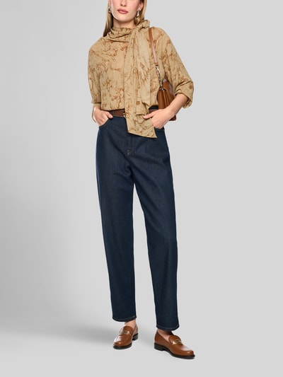 Vrouwenmodel draagt Straight Fit Jeans uit elastische katoenmix van Marc Cain, donkerblauw, met riemlussen en 5-pocketmodel, knoop- en ritssluiting, bandwijdte maat 36: 37 cm, binnenbeenlengte maat 36: 73 cm, geheel van voren.