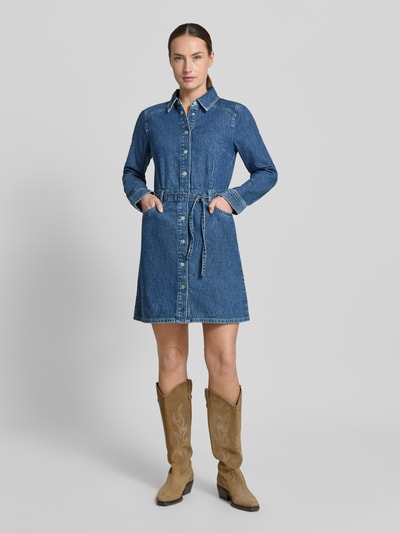Frauenmodel trägt Jeanskleid mit Taillengürtel von Tom Tailor Denim, blau, Denim-Optik, 5-Pocket, Knopfleiste, Baumwolle, Ganzkörperansicht von vorne.